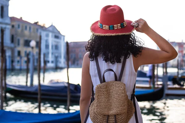 Turistkvinne Med Rød Hatt Ser Venice Canals Feriebegrep Venice Italia – stockfoto