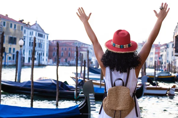 Turistka Červeným Kloboukem Dívá Venice Canals Koncept Dovolené Benátkách Itálie — Stock fotografie