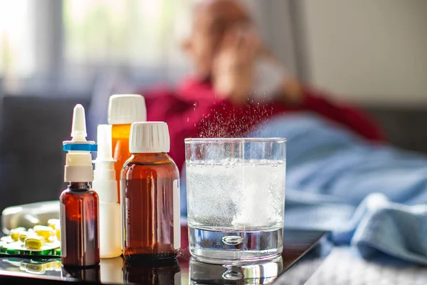 Yaşlı Bir Grip Hastası Yatakta Yatıyor Yatak Odasında Yatak Battaniyeli — Stok fotoğraf
