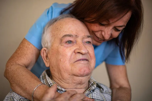 Bir Büyükanne Yaşlı Babasına Babalar Günü Konseptine Sarılır — Stok fotoğraf