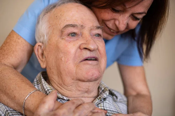 Bir Büyükanne Yaşlı Babasına Babalar Günü Konseptine Sarılır — Stok fotoğraf