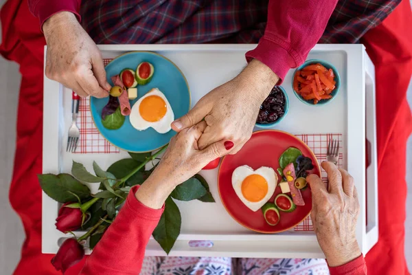 Yaşlı Bir Çiftin Elleri Yatakta Kahvaltının Tadını Çıkarıyor Sevgililer Günü — Stok fotoğraf