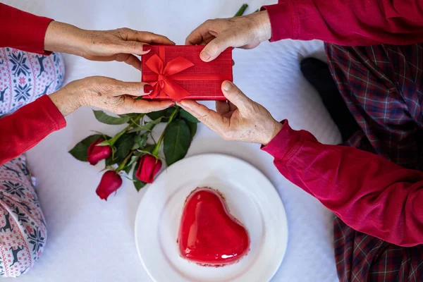 Manos Una Pareja Ancianos Cama Concepto San Valentín Imagen Interminable — Foto de Stock