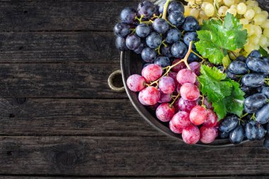 Kırmızı şarap şişede ve bardakta aperatif, şarap konsepti peynir tahtası, incir ve üzüm.. 