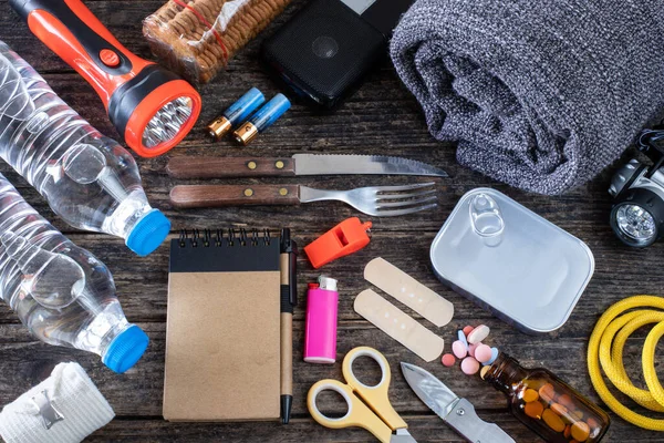 Deprem için acil durum çantası, doğal afetler için hazırlık konsepti