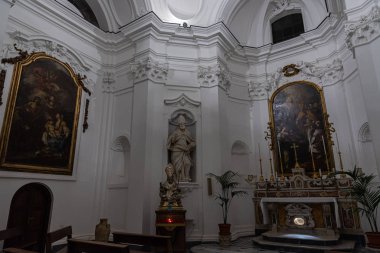 Teano, Katedral. San Clemente Katedrali Teano şehrinin başlıca ibadet yeri ve Teano-Calvi piskoposluğunun merkezidir.