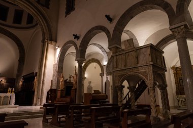 Teano, Katedral. San Clemente Katedrali Teano şehrinin başlıca ibadet yeri ve Teano-Calvi piskoposluğunun merkezidir.