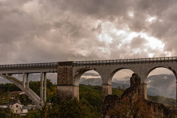Isernia Molise Italy 圣斯皮里托铁路桥查看 — 图库照片
