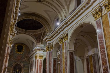 Isernia, Molise. Havari Aziz Petrus Katedrali, Isernia şehrinin en önemli Katolik binasıdır..