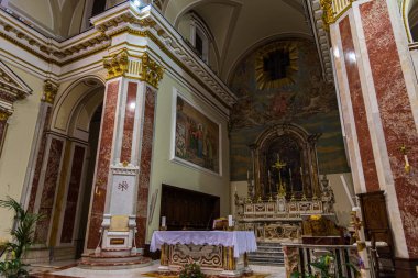 Isernia, Molise. Havari Aziz Petrus Katedrali, Isernia şehrinin en önemli Katolik binasıdır..