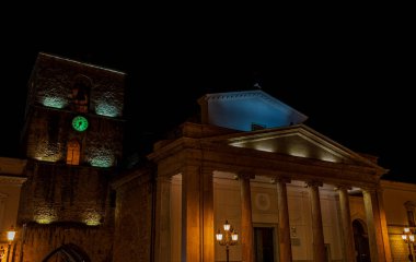 Isernia, Molise. Havari Aziz Petrus Katedrali, Isernia şehrinin en önemli Katolik binasıdır..