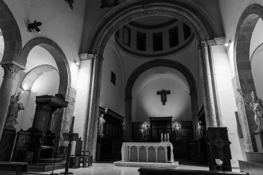 Teano, Katedral. San Clemente Katedrali Teano şehrinin başlıca ibadet yeri ve Teano-Calvi piskoposluğunun merkezidir.