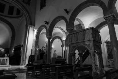 Teano, Katedral. San Clemente Katedrali Teano şehrinin başlıca ibadet yeri ve Teano-Calvi piskoposluğunun merkezidir.