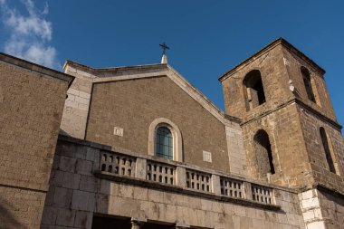 Teano, Katedral. San Clemente Katedrali Teano şehrinin başlıca ibadet yeri ve Teano-Calvi piskoposluğunun merkezidir.