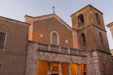 Teano, Katedral. San Clemente Katedrali Teano şehrinin başlıca ibadet yeri ve Teano-Calvi piskoposluğunun merkezidir.