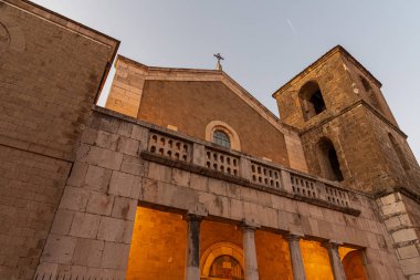 Teano, Katedral. San Clemente Katedrali Teano şehrinin başlıca ibadet yeri ve Teano-Calvi piskoposluğunun merkezidir.