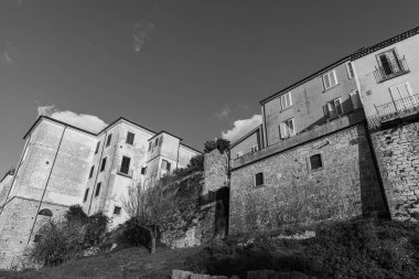 Eşanlamlı Molise ilinin başkenti İsernia 'nın tarihi merkezinin parıltıları, yazın serin iklimi olan ve kışın çok soğuk olmayan hoş bir kasaba..