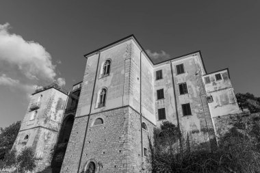 Eşanlamlı Molise ilinin başkenti İsernia 'nın tarihi merkezinin parıltıları, yazın serin iklimi olan ve kışın çok soğuk olmayan hoş bir kasaba..