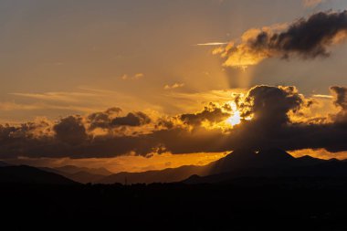 Molise, Mainarde, gün batımı. Mainarde sıradağları Molise ve Lazio arasındaki sınır boyunca uzanır ve Molise bölgesinde yaygınlık la birliktedir. Bu engebeli bir yönü ile çok kayalık doğal bir bariyer