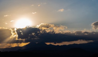 Molise, Mainarde, gün batımı. Mainarde sıradağları Molise ve Lazio arasındaki sınır boyunca uzanır ve Molise bölgesinde yaygınlık la birliktedir. Bu engebeli bir yönü ile çok kayalık doğal bir bariyer