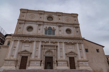 L 'Aquila, Abruzzo. San Bernardino Bazilikası. 1454 ve 1472 yılları arasında Siena 'lı Aziz Bernardino' nun anısına inşa edilen manastır, onun kalıntıları mozolede tutulur..