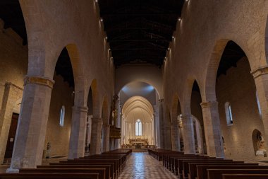 L 'Aquila, Abruzzo, Santa Maria di Collemaggio Bazilikası, şehrin 1288 yılından kalma dini bir sembolü.
