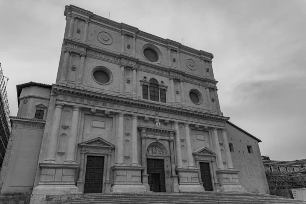 拉奎拉Abruzzo 圣贝纳迪诺大教堂 它是在1454年至1472年间与邻近的修道院一起建造的 以纪念锡耶纳的圣贝纳迪诺 他的遗体被保存在陵墓中 — 图库照片