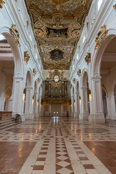 L 'Aquila, Abruzzo. San Bernardino Bazilikası. 1454 ve 1472 yılları arasında Siena 'lı Aziz Bernardino' nun anısına inşa edilen manastır, onun kalıntıları mozolede tutulur..