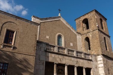 Teano, Katedral. San Clemente Katedrali Teano şehrinin başlıca ibadet yeri ve Teano-Calvi piskoposluğunun merkezidir.