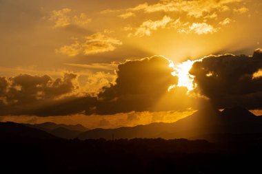 Molise, Mainarde, gün batımı. Mainarde sıradağları Molise ve Lazio arasındaki sınır boyunca uzanır ve Molise bölgesinde yaygınlık la birliktedir. Bu engebeli bir yönü ile çok kayalık doğal bir bariyer