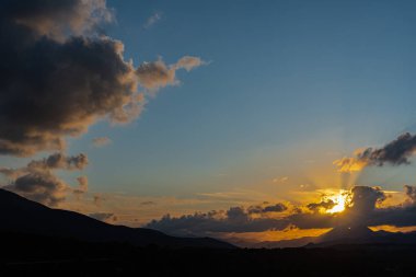 Molise, Mainarde, gün batımı. Mainarde sıradağları Molise ve Lazio arasındaki sınır boyunca uzanır ve Molise bölgesinde yaygınlık la birliktedir. Bu engebeli bir yönü ile çok kayalık doğal bir bariyer