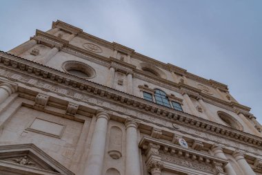L 'Aquila, Abruzzo. San Bernardino Bazilikası. 1454 ve 1472 yılları arasında Siena 'lı Aziz Bernardino' nun anısına inşa edilen manastır, onun kalıntıları mozolede tutulur..