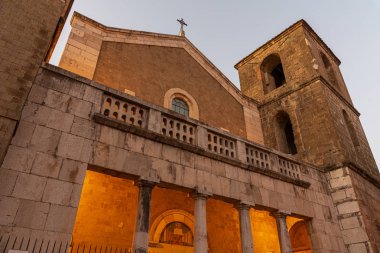 Teano, Katedral. San Clemente Katedrali Teano şehrinin başlıca ibadet yeri ve Teano-Calvi piskoposluğunun merkezidir.