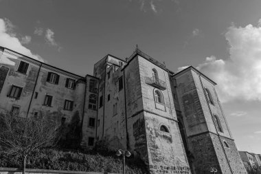 Eşanlamlı Molise ilinin başkenti İsernia 'nın tarihi merkezinin parıltıları, yazın serin iklimi olan ve kışın çok soğuk olmayan hoş bir kasaba..