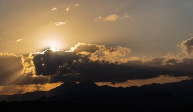 Molise, Mainarde, gün batımı. Mainarde sıradağları Molise ve Lazio arasındaki sınır boyunca uzanır ve Molise bölgesinde yaygınlık la birliktedir. Bu engebeli bir yönü ile çok kayalık doğal bir bariyer