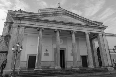 Isernia, Molise. Havari Aziz Petrus Katedrali, Isernia şehrinin en önemli Katolik binasıdır..