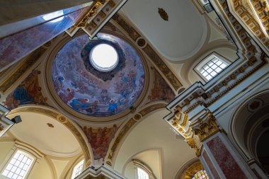 Isernia, Molise. Havari Aziz Petrus Katedrali, Isernia şehrinin en önemli Katolik binasıdır..