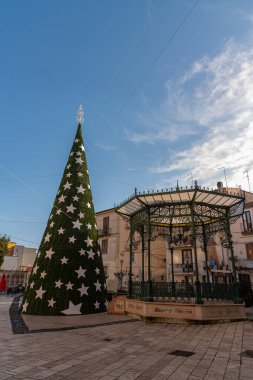 Eşanlamlı Molise ilinin başkenti İsernia 'nın tarihi merkezinin parıltıları, yazın serin iklimi olan ve kışın çok soğuk olmayan hoş bir kasaba..