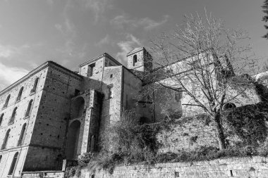 Eşanlamlı Molise ilinin başkenti İsernia 'nın tarihi merkezinin parıltıları, yazın serin iklimi olan ve kışın çok soğuk olmayan hoş bir kasaba..