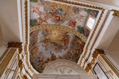 L 'Aquila, Abruzzo. San Bernardino Bazilikası. 1454 ve 1472 yılları arasında Siena 'lı Aziz Bernardino' nun anısına inşa edilen manastır, onun kalıntıları mozolede tutulur..