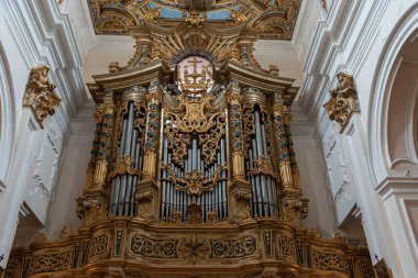 L 'Aquila, Abruzzo. San Bernardino Bazilikası. 1454 ve 1472 yılları arasında Siena 'lı Aziz Bernardino' nun anısına inşa edilen manastır, onun kalıntıları mozolede tutulur..