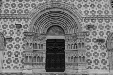 L 'Aquila, Abruzzo, Santa Maria di Collemaggio Bazilikası, şehrin 1288 yılından kalma dini bir sembolü.