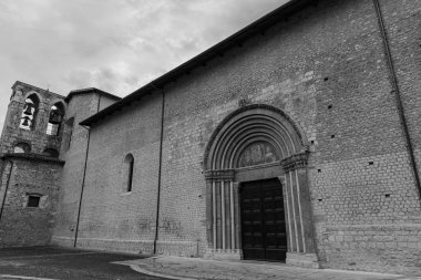 L 'Aquila, Abruzzo, Santa Maria di Collemaggio Bazilikası, şehrin 1288 yılından kalma dini bir sembolü.