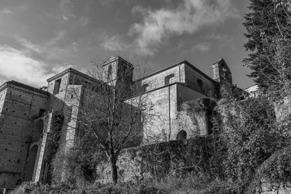 Eşanlamlı Molise ilinin başkenti İsernia 'nın tarihi merkezinin parıltıları, yazın serin iklimi olan ve kışın çok soğuk olmayan hoş bir kasaba..