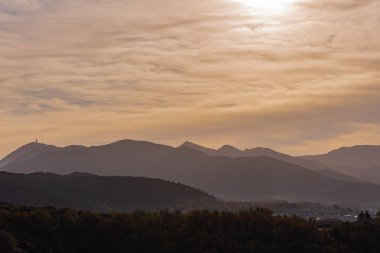 Molise 'nin sonbahar manzarası, eş anlamlı Molise ilinin başkenti Isernia' dan görülüyor. Yazın serin iklimi olan ve kışın çok soğuk olmayan hoş bir kasaba..