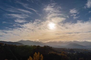 Molise 'nin sonbahar manzarası, eş anlamlı Molise ilinin başkenti Isernia' dan görülüyor. Yazın serin iklimi olan ve kışın çok soğuk olmayan hoş bir kasaba..