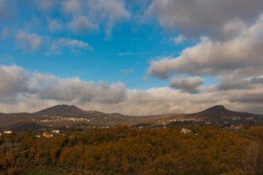 Molise 'nin sonbahar manzarası, eş anlamlı Molise ilinin başkenti Isernia' dan görülüyor. Yazın serin iklimi olan ve kışın çok soğuk olmayan hoş bir kasaba..