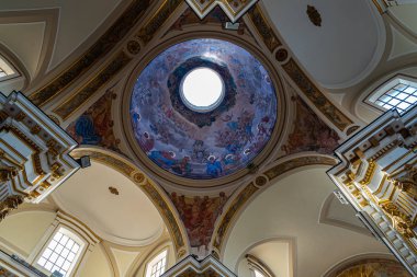 Isernia, Molise. Havari Aziz Petrus Katedrali, Isernia şehrinin en önemli Katolik binasıdır..