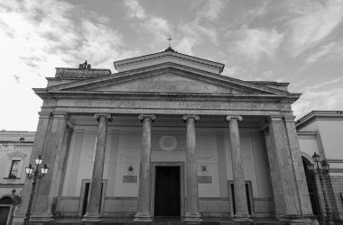 Isernia, Molise. Havari Aziz Petrus Katedrali, Isernia şehrinin en önemli Katolik binasıdır..