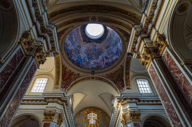 Isernia, Molise. Havari Aziz Petrus Katedrali, Isernia şehrinin en önemli Katolik binasıdır..